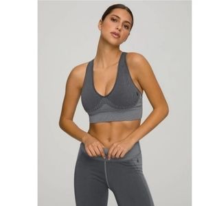 Good American  Work Out set contour ribbed leggings and sports bra